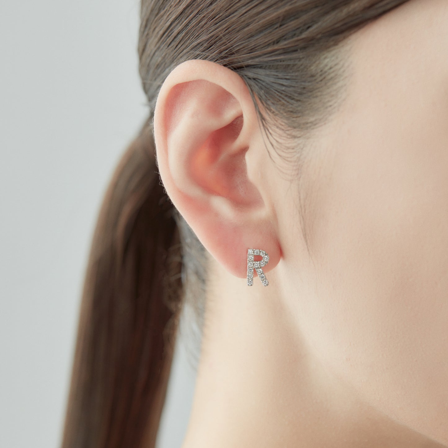 Symbol Pierced earring "R"